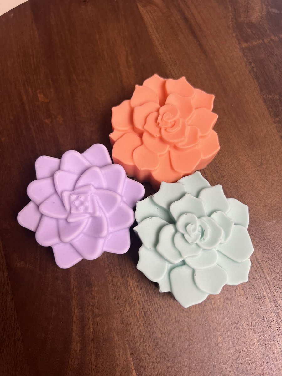 BeeTheBuzz1's tweet photo. @M3RKCLANGAMING Some of my favorite hobbies include making art, sewing outfits, crocheting and making soap! My newest hobby lol! https://t.co/ygXX3oU9Fw