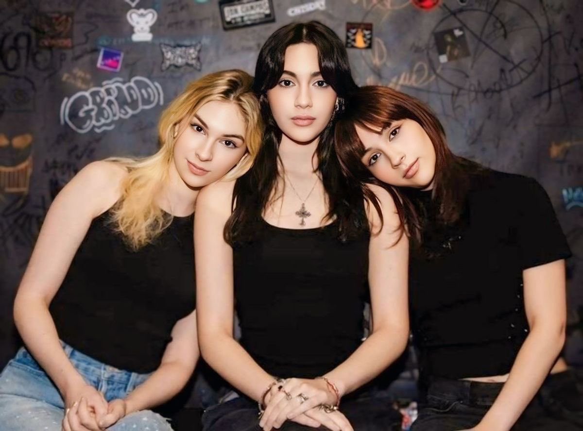 TheWarningNews's tweet image. Cuenta de noticias, fotos, memes y todo lo relacionado con la banda mexicana The Warning
Sus integrantes: Daniela, Paulina y Alejandra Villarreal
Originarias de Monterrey, México, son una banda de Hard Rock con una amplia trayectoria musical a su corta edad
Bienvenidos todos!