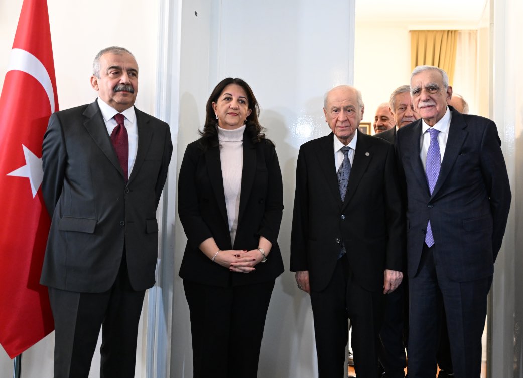 Devletlerin tarihinde böyle şeyler olur. Biz ne kadar istemesek de devlet gerek duyduğu zaman hainlerle de anlaşabilir. Hem Türk tarihinde hem dünya tarihinde örnekleri mevcut.

Ancak bu özel bir durum ve çok ciddi sorunları beraberinde getiriyor.

1. Türk milliyetçiliğinin