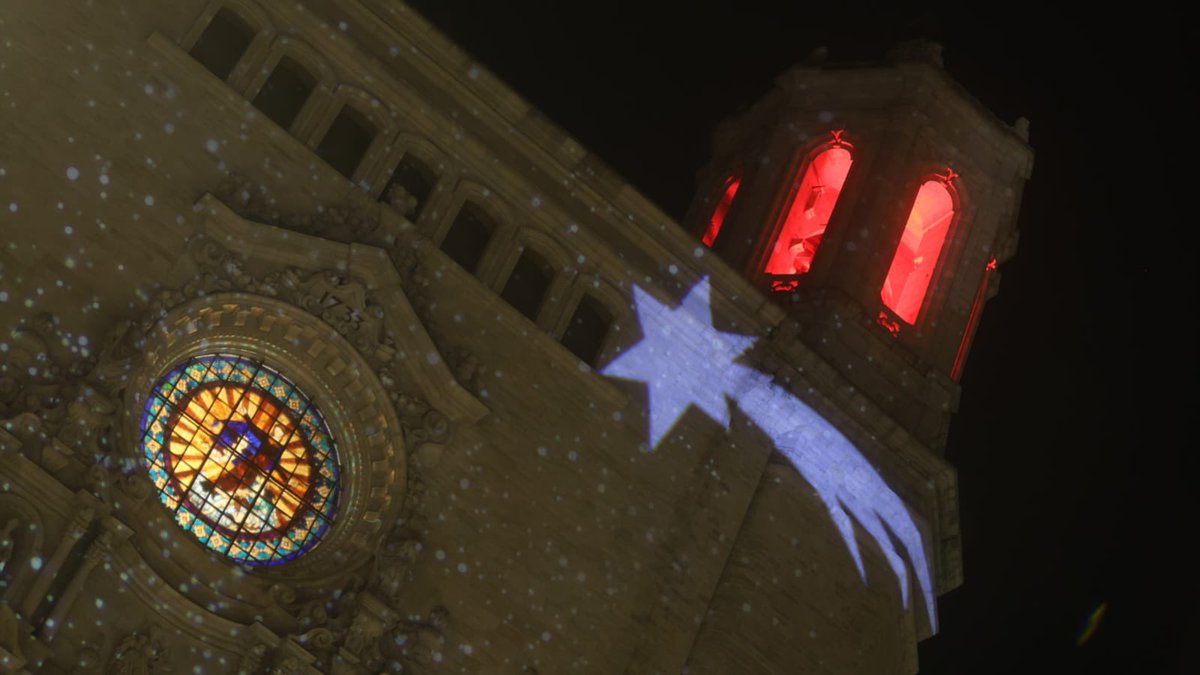 👑⭐️ L'estrella de l'Orient ja brilla a la façana de la Catedral de Girona per guiar els Reis de l'Orient cap a la ciutat.  
 
El mag Naj-Mandin i la Comitiva de la Llum han estat els encarregats d'encendre l'estrella.