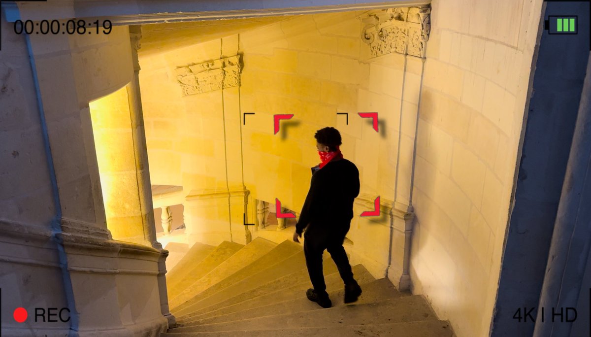 GzmLucas's tweet photo. FLASH INFO 📸

Plus tôt, les escargophones de surveillances présents dans le château de MarieJois ont repéré un individu descendant les escaliers.

Si vous le voyez, si vous le reconnaissez, veuillez au plus vite me contacter. https://t.co/onXjFSCDmO