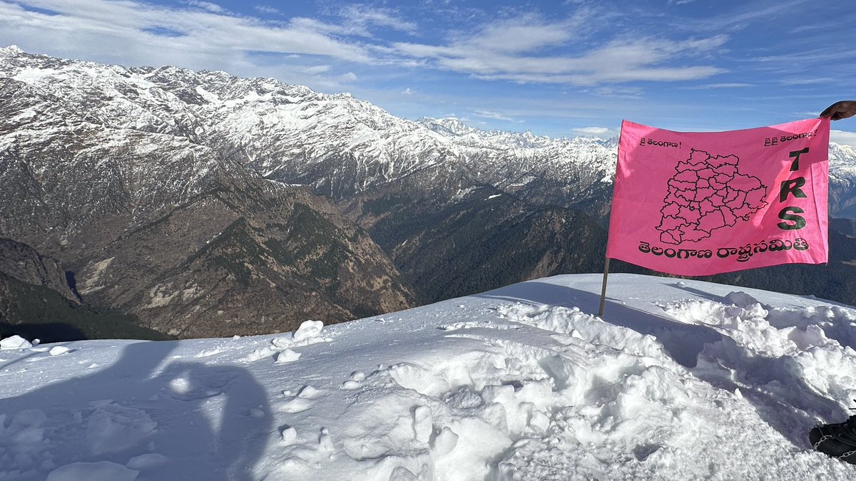 MedchalamN's tweet photo. Celebrating New Year 2025 on the Chandrashila Trek with the BRS flag! The challenging climb, stunning views,and spiritual vibes make it all worth it.Hoping for TRS to form the next govt.#ChandrashilaTrek #BRS @BRSparty @KCRBRSPresident @KTRBRS @RaoKavitha @BRSHarish
#JaiTelangana https://t.co/svLjthhFH7