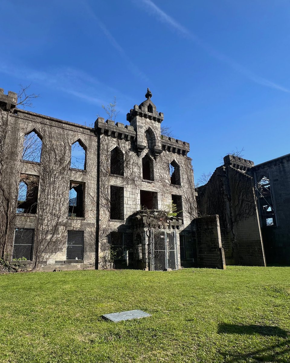 Is it okay if I go into Smallpox Memorial Hospital to take some photos?