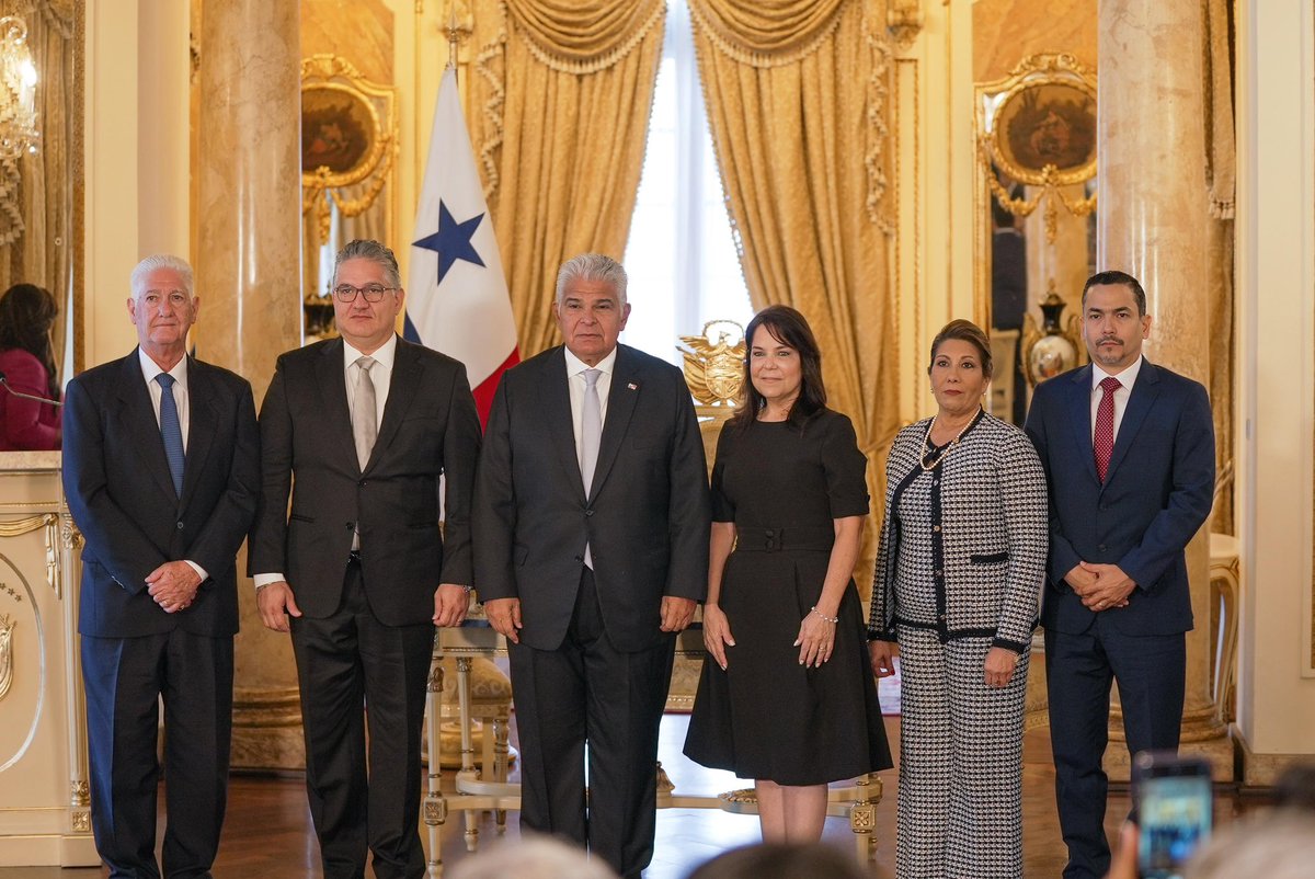 Presidencia de la República de Panamá (@presidenciapma) on Twitter photo El presidente <a href="/JoseRaulMulino/">José Raúl Mulino</a> posesionó hoy a 4 figuras clave para el fortalecimiento institucional:
✅ Narciso Arellano, Magistrado del Tribunal Electoral.
✅ María Eugenia Pérez, Suplente Magistrada del Tribunal Electoral.
✅ Luis Carlos Gómez, Procurador de la Nación.
✅ El presidente <a href="/JoseRaulMulino/">José Raúl Mulino</a> posesionó hoy a 4 figuras clave para el fortalecimiento institucional:
✅ Narciso Arellano, Magistrado del Tribunal Electoral.
✅ María Eugenia Pérez, Suplente Magistrada del Tribunal Electoral.
✅ Luis Carlos Gómez, Procurador de la Nación.
✅