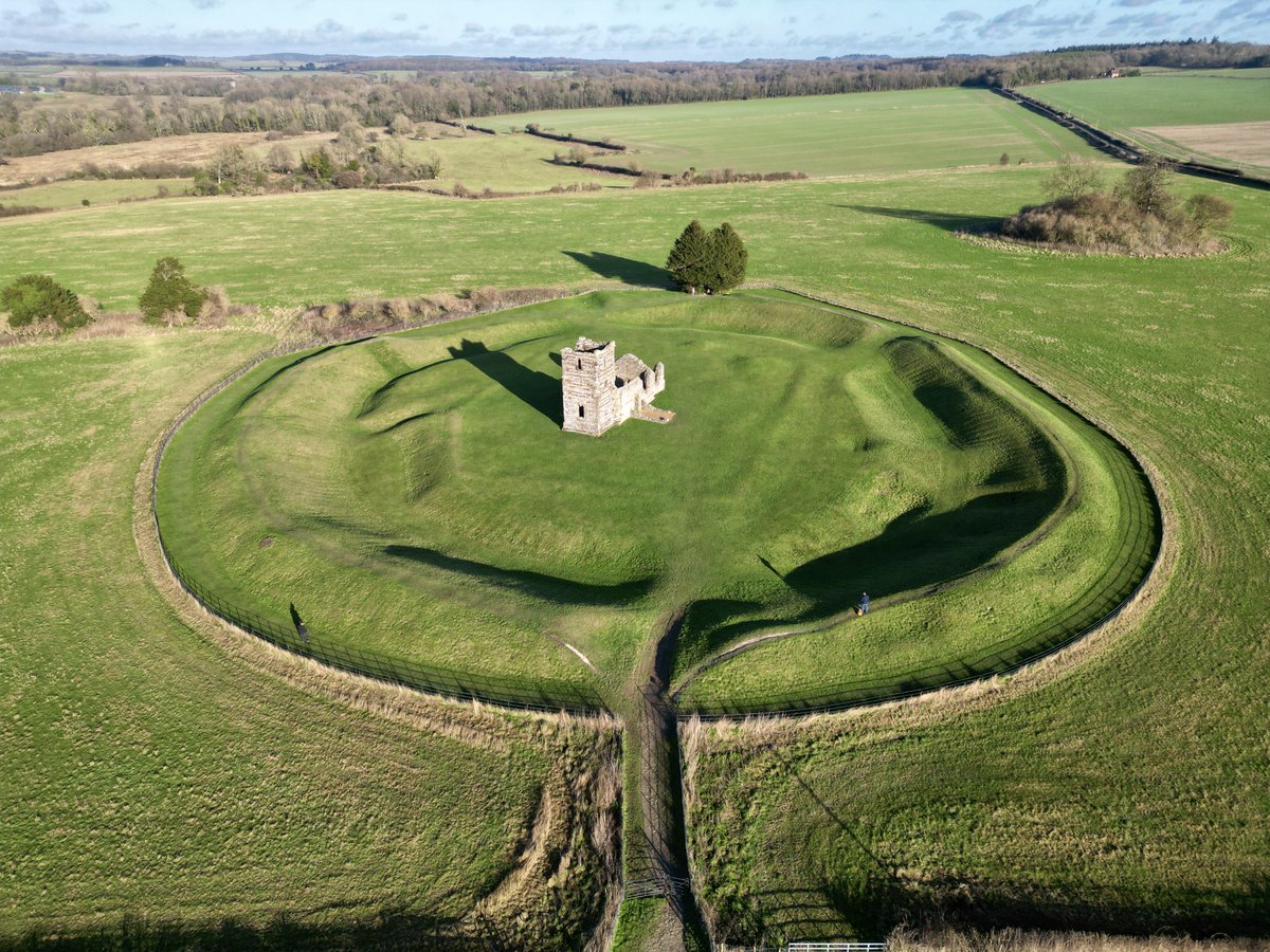 spj1958's tweet image. Knowlton Church in the early 2025 sun #Dorset #Mini3Pro