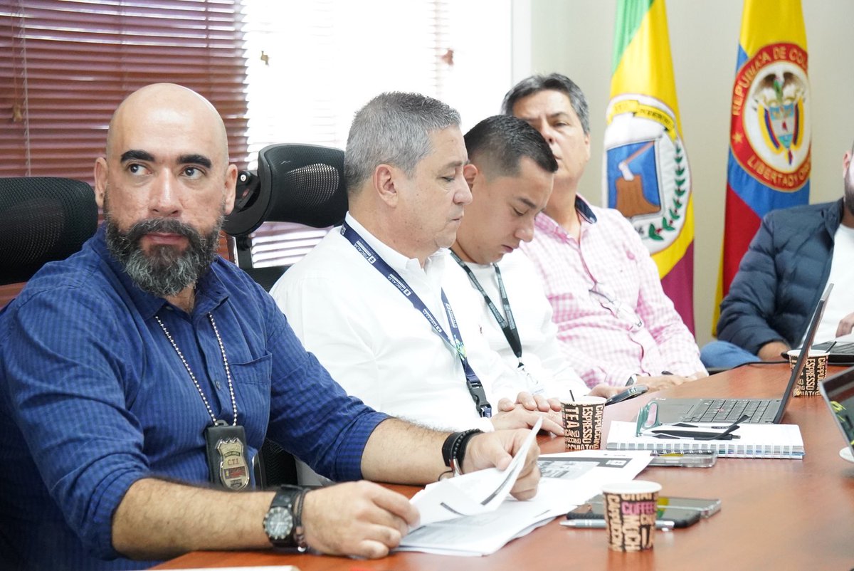 Iniciamos este 2025 con un consejo de seguridad, articulando esfuerzos con todas  las autoridades de la ciudad, nuestro compromiso es seguir manteniendo el orden, garantizar la seguridad y la sana convivencia. 

#JamesPadillaGarcía
#AlcaldeDeArmenia