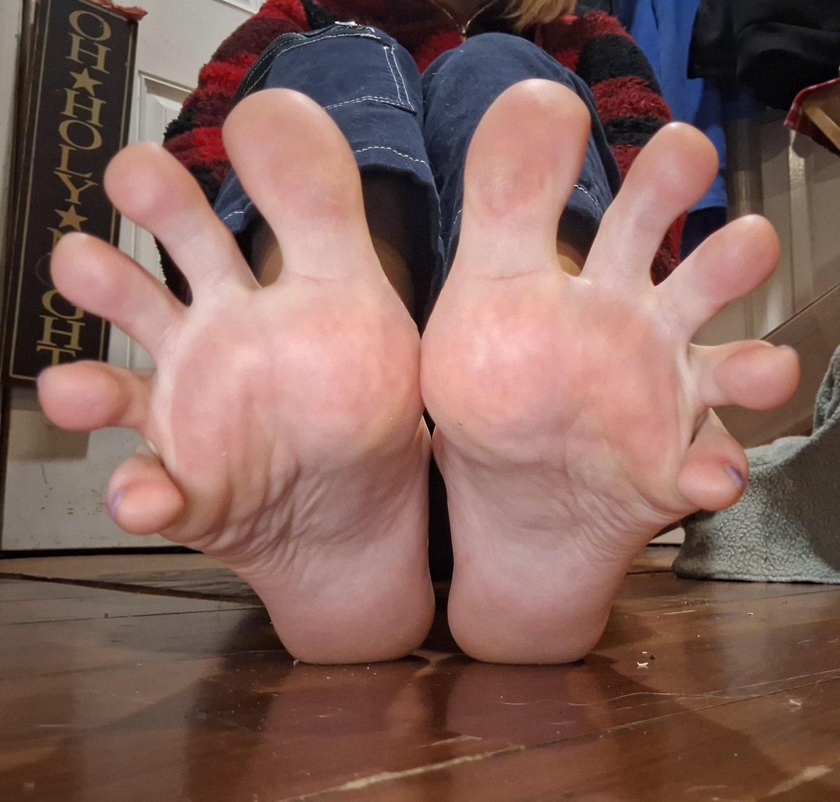stpeppermint17's tweet photo. Been watching a lot of workaholics lately, also here are my perfect feet. #tightbutthole https://t.co/EiSp8b1f6G