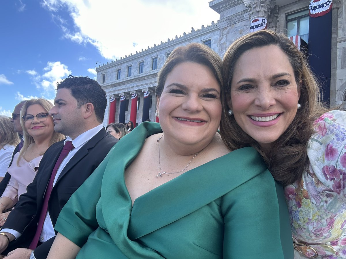 Estoy muy feliz de estar en mi Puerto Rico, junto a mi amiga, la gobernadora <a href="/Jenniffer/">Jenniffer González</a>, haciendo historia en el Capitolio de San Juan.

La Isla del Encanto tomó la mejor decisión al elegir a una mujer valiente, inteligente y trabajadora. 

Dios bendiga a mis hermanos boricuas.