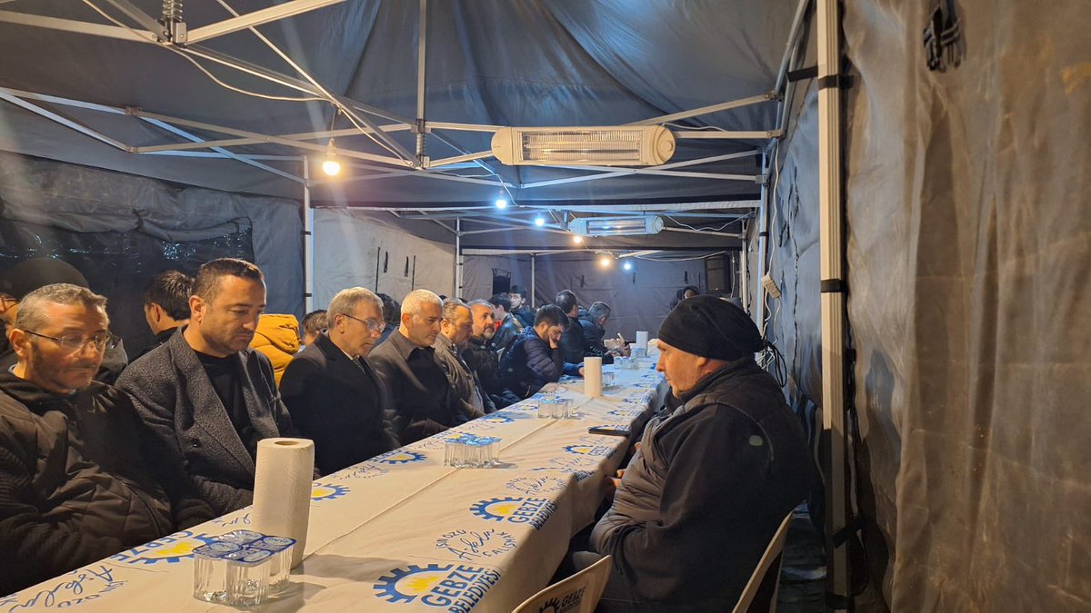 İlçe Başkanımız Recep Kaya ve yönetimimizle birlikte Elim bir kaza sonucu vefat eden Milli Sporcumuz Emre Yazgan için okunan Kuran Tilavetine katılım sağladık. 

Mekanı Cennet Olsun. 

#AkPartiGebzeSahada