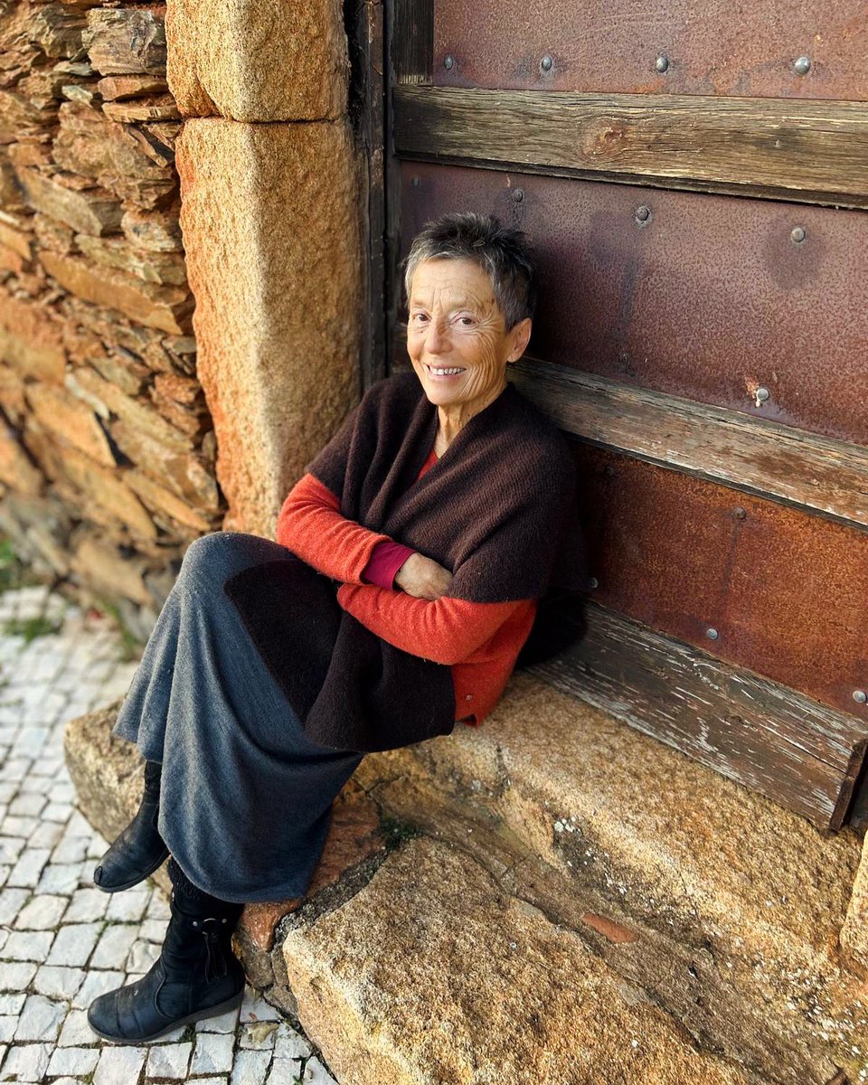 Desejo-vos um Ano cheio de alegria, paciência, amizade, compreensão, empatia e boa vontade. Um abraço. Maria João Pires 

I wish you a year full of joy, patience, friendship, understanding, empathy, and goodwill. 
A hug, Maria João Pires
.
.
.
.
.
.
#mariajoãopires #mjp #pianista