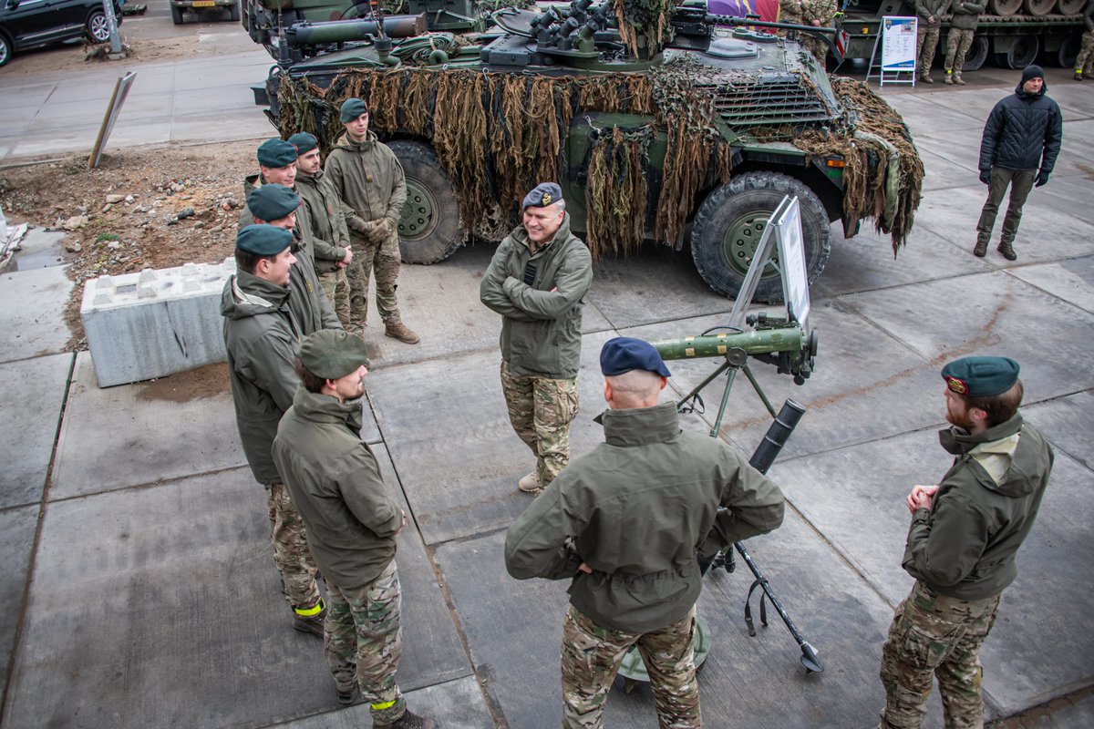 Tijdens de afgelopen feestdagen gingen onze missies en inzetten in het buitenland gewoon door. Zolang dreigingen niet stoppen, stoppen Nederlandse #militairen ook niet met de verdediging tegen deze dreigingen. Maar juist in deze periode van huis zijn vraagt wat van onze mensen.