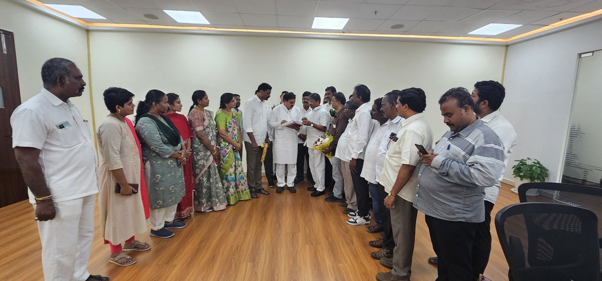 apcsmin's tweet photo. ఆంధ్రప్రదేశ్ జాయింట్  యాక్షన్ కమిటీ (APJAC) సభ్యులు, మంత్రి @mnadendla గారిని మర్యాదపూర్వంగా కలిసి నూతన సంవత్సర శుభాకాంక్షలు తెలియజేశారు.
#NadendlaManohar 
#NewYear2025 
#APJAC https://t.co/O0XZiXrDBe