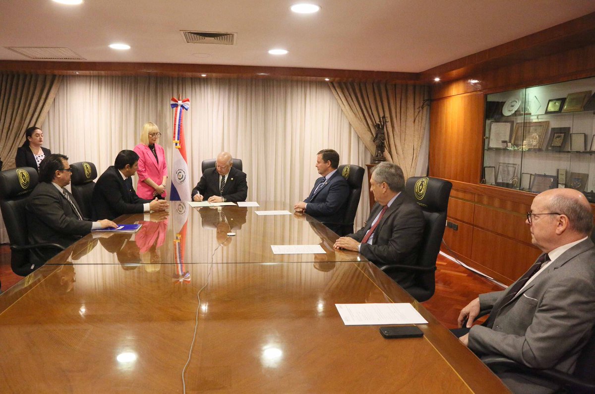 En la fecha se oficializó el acto de donación del terreno para la futura sede del Palacio de Justicia de la ciudad de Villa Elisa, contando con la participación de destacadas autoridades judiciales y locales.
#PoderJudicial
#CircunscripcionJudicialCentral