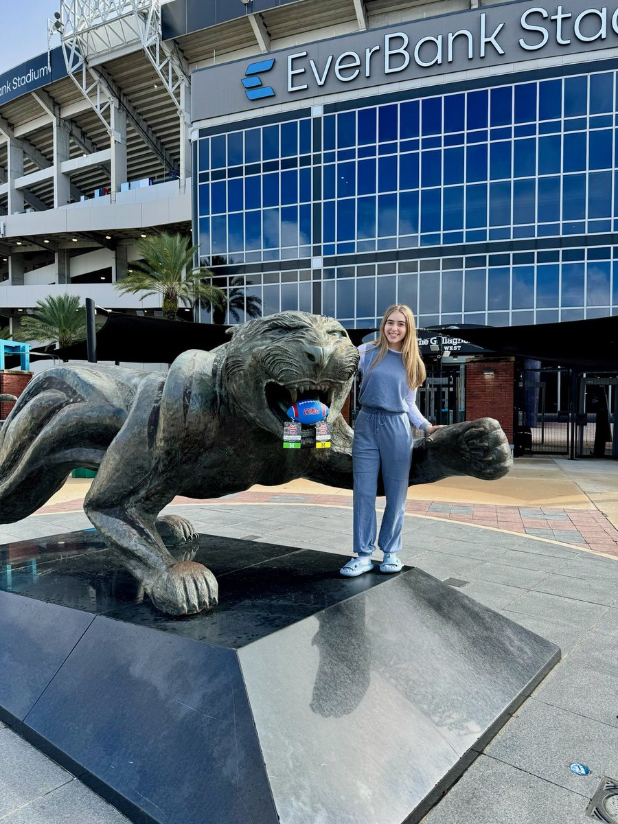 Good morning, Rebels! Hotty Toddy from Jacksonville! ❤️💙

Our Gator Bowl coverage is brought to you by <a href="/BlueSkyOxford/">BlueSky</a> and Southern Traditions Horse Farm. 

📸: <a href="/KarisChambliss/">Karis Chambliss</a>, Rebel Walk