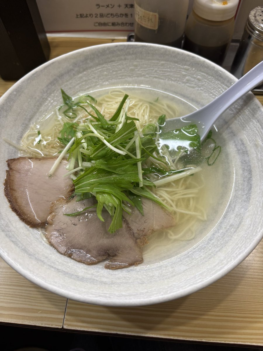 つけ麺食べに行こうとしたら開いてなくて兎我野町の揚子江でラーメンを。あっさりで美味しかった〜

#揚子江ラーメン　#兎我野町
#今年初のラーメン
#謹賀新年　#相互フォロー