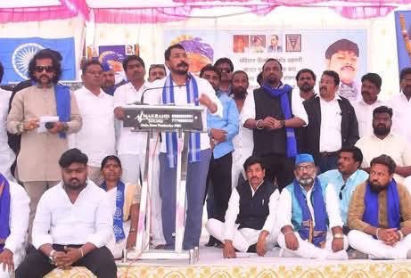 RahulPradhan84's tweet photo. आंदोलनाचा 18 वा दिवस…
परभणी प्रकरणी आंबेडकरी समाजाचा न्यायासाठी एल्गार सुरूच आहे. @BhimArmyChief भाई यांनी आज आंदोलनाला भेट देऊन दोषी पोलिसांवर तातडीने कारवाई झालीच पाहिजे, अशी भूमिका मांडली. भाईंनी परभणीतील आंदोलनाला भेट देऊन या लढ्याला बळ दिले. जय भीम! https://t.co/Uw5mpzBVs3