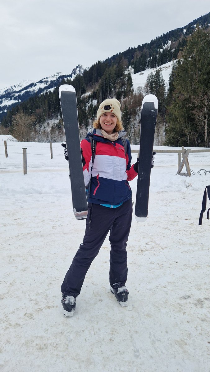 Der Skiservice sagt meine geliebten Mini-Skier sind hin weil sich der Belag löst. Ich hab sie rein aus Prinzip mit Klebeband geklebt und bin eine 3,5 stündige Tour damit gegangen.
Sag niemals einem Cosplayer, dass etwas nicht geht...
