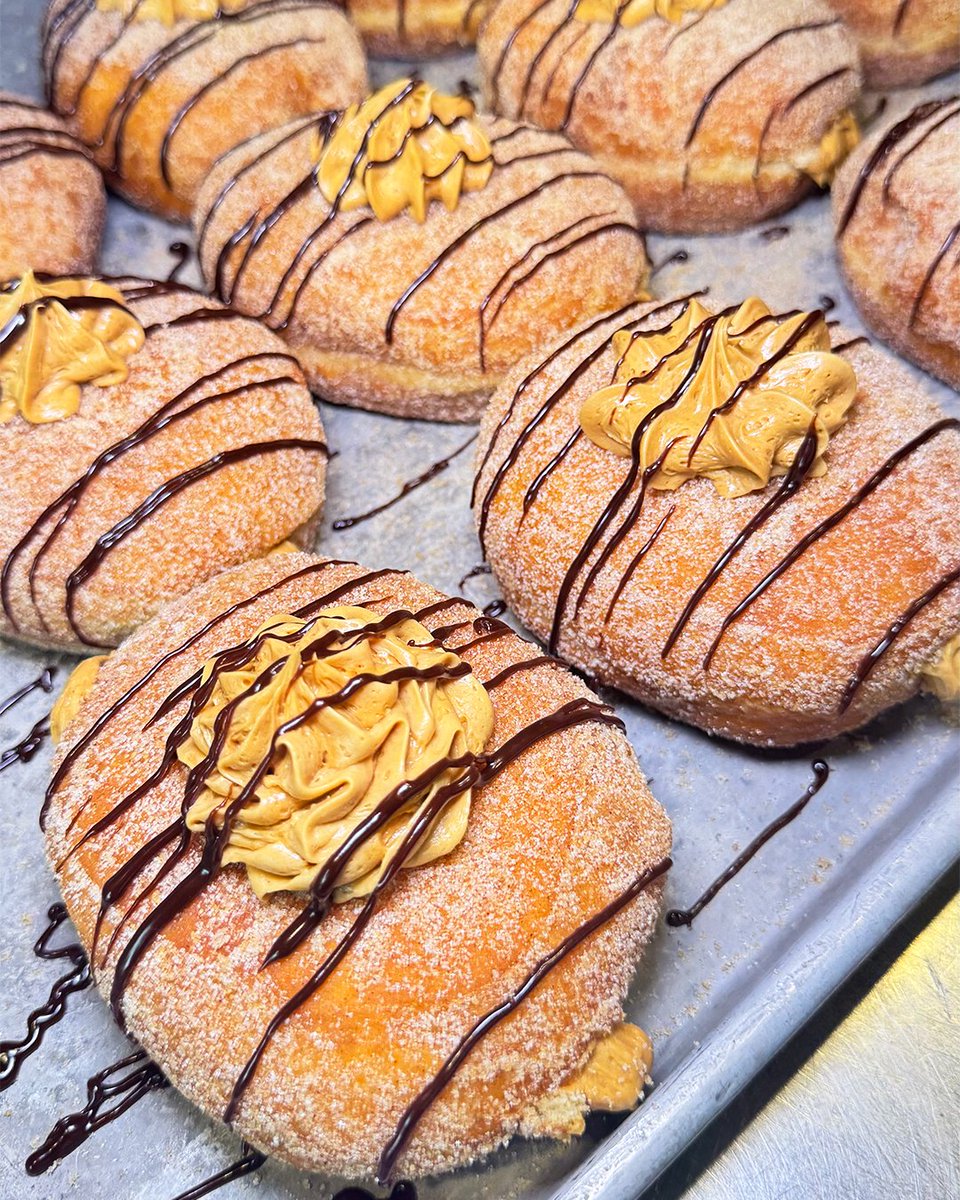 💥 Wanna really kick off 2025 with a bang? 

Cinnamon-coated and filled with dulce de leche cream, we then drizzle Mexican chocolate atop and top it with even more dulce de leche cream to make our 𝐃𝐮𝐥𝐜𝐞 𝐝𝐞 𝐋𝐞𝐜𝐡𝐞 𝐃𝐨𝐧𝐮𝐭 quite the new year starter!