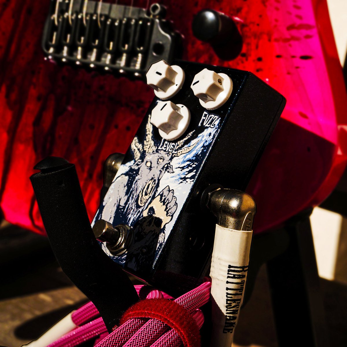 HauntedLabs's tweet photo. Unleash the Frost Bite fuzz—cold, brutal distortion with a fierce, menacing edge.

#fuzzpedal #guitarpedals #effectspedals #guitareffects #fxpedals #guitartone #fuzz #knowyourtone #kiesel #kieselguitars #customshop #rattlesnakecables #hauntedlabs https://t.co/lk0yZWbJgA