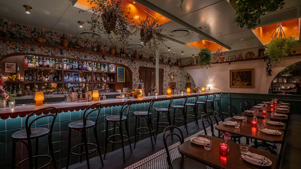 AstekInc's tweet photo. Donna's serves up cocktails and classic Italian dishes with fresh California ingredients and a bit of East Coast charm. We collaborated with @AERO_COLLECTIVE to create this custom vintage-inspired wallpaper to create the ultimate cozy, nostalgic interior. https://t.co/UAx3wOP9if