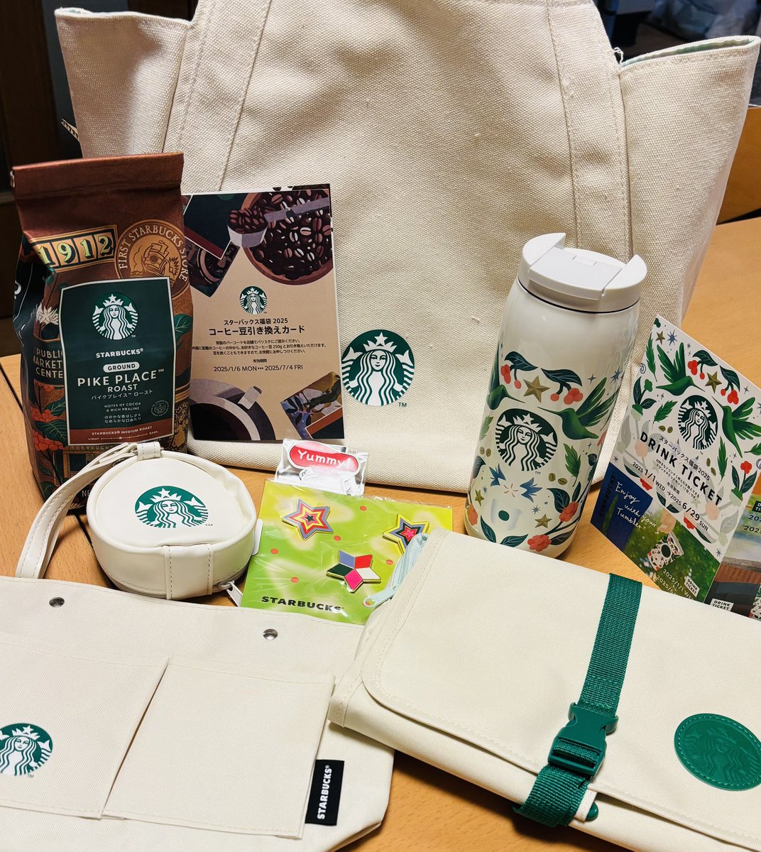 maki_ptg's tweet photo. スタバの福袋当たった☕️✨
旅行好きなのでトラベルポーチがありがたい✈️
トートバッグも1泊旅行にはちょうど良さげですな👜
ピンバッジはどうしましょうかねぇ､､､⭐️

#スタバ福袋2025 https://t.co/neZu4fXO9K