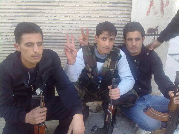 ويلّي ضحّى بدمّاته بقلوبنا حي
صورة تجمع عبد الباسط الساروت مع إخوته الشهداء محمد وعبدالله 💚