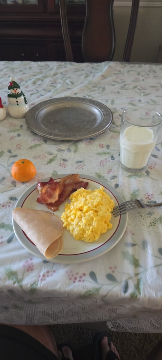 G_celloman5th's tweet photo. How could we let them convince us that meat and eggs are bad for us?
-3 eggs cooked Ramsey style with Mozzarella
-slices Applewood smoked bacon
-2 slices turkey
-1 cup A2 Whole milk
-1 orange
Roast my nutritional choices in the comments
#invertthepyramid https://t.co/jnSRvm2LhX