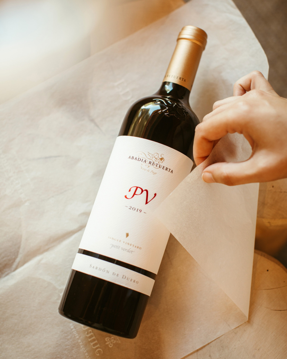 Descubre el carácter incomparable del Petit Verdot, nuestro vino más exótico y selecto. Elaborado con una minuciosa selección de esta variedad bordelesa, su personalidad estructurada y su largo final sedoso lo convierten en una joya enológica de edición limitada.