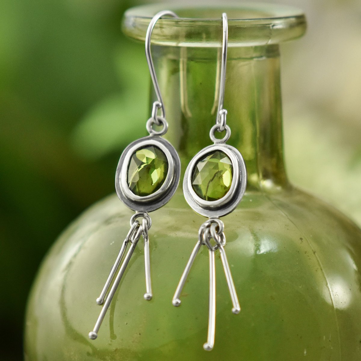 BethMillner's tweet photo. Whether you like to keep it simple or make a statement, the Closeout Sale has something for everyone! 💗 Save 30% when you shop the sale until 1/8 at https://t.co/yyK9GhWjQi
#closeoutsale #mixedmetal #sterlinsilver #copper #brass #peridot #michigangreenstone #floral https://t.co/cYQgTc5Lih