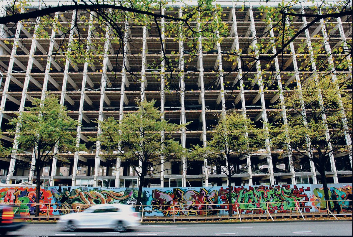 📚SLOOP! Jorien Kaper, Monumenten en Archeologie, kreeg recent het eerste exemplaar van Hanneke Ronnes en Wouter v Elburg. Een onderzoek naar planmatige afbraakprojecten in de stad 1800 en nu.  #leesvoer of🎁voor het nieuwe jaar?
panchaud.nl/sloop/