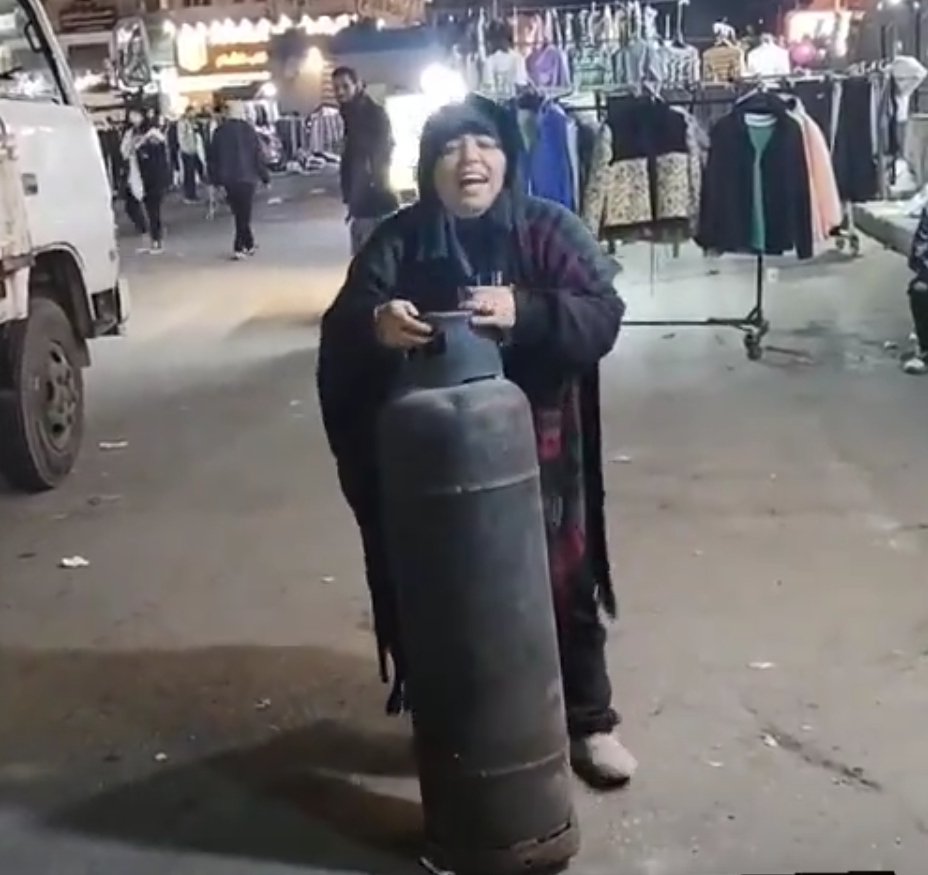 amrelhady4000's tweet photo. فرحة سيده مصرية عرفت تشتري ابنوبة ب ٢٢٥ جنيه فين الانبوبة ام ٨ جنيه الي كان بيقف هاني رمزي واحمد رزق يتريقو على الثورة و محمد مرسي طبعا الانبوبة الكبيرة دي كانت ب ٢٠ جنيه وقت مرسي
انما في عصر العميل #السيسى كله اكل تبن https://t.co/BhgQwF2rPJ