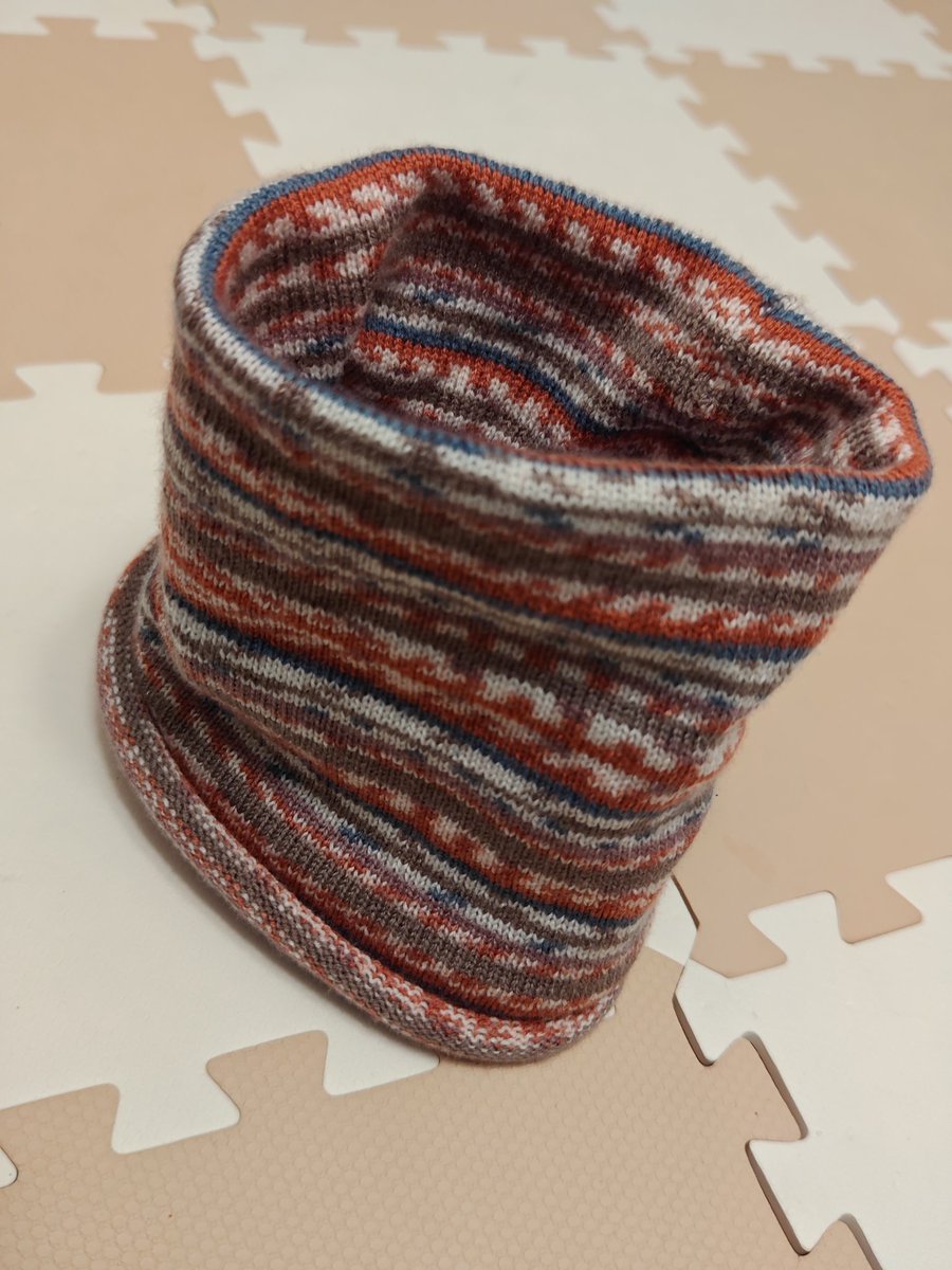 年末にメンテナンスから編み機が帰ってきたので早速初編み機！
記念すべき編み機作品第1号は、マルティナさんの腹巻スヌードにしました！
リバーシブルの帽子にもスヌードにもなって思ってた以上に便利
✺⋆* (⸝⸝⸝´▽`⸝⸝⸝)⋆*✺
 #編み物  #シルバー編み機  #編み物好きさんと繋がりたい