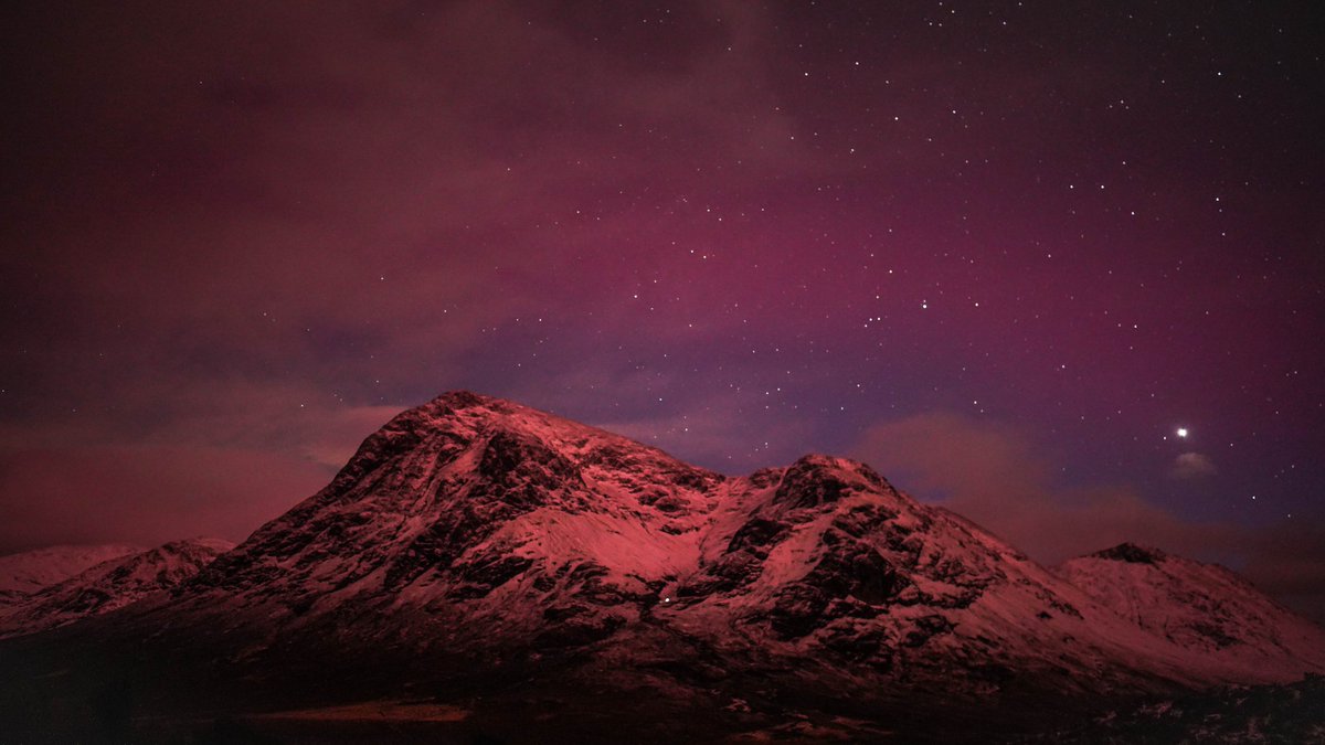 Buachaille Etive More glowing red as the Aurora hit its peak and the sky lit up Red yesterday evening. The snow turned back to white after about 15 minutes. The Aurora extended far across the sky and this was looking south (obviously usually see it looking north! #aurora #glencoe