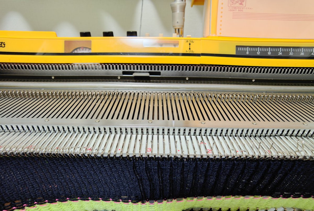 そして今、作り目144目で編み込みニット帽を作ろうと思って二目ゴム編みにするためのタッピ返し中…不慣れすぎて全く進まず…これあと60列くらいやらないと…いつ終わるんだろう…
これリブ編み機くっつける→リブオートウツシ→本機で続きを編む の方が良かったのかな…

  #タッピ練習中