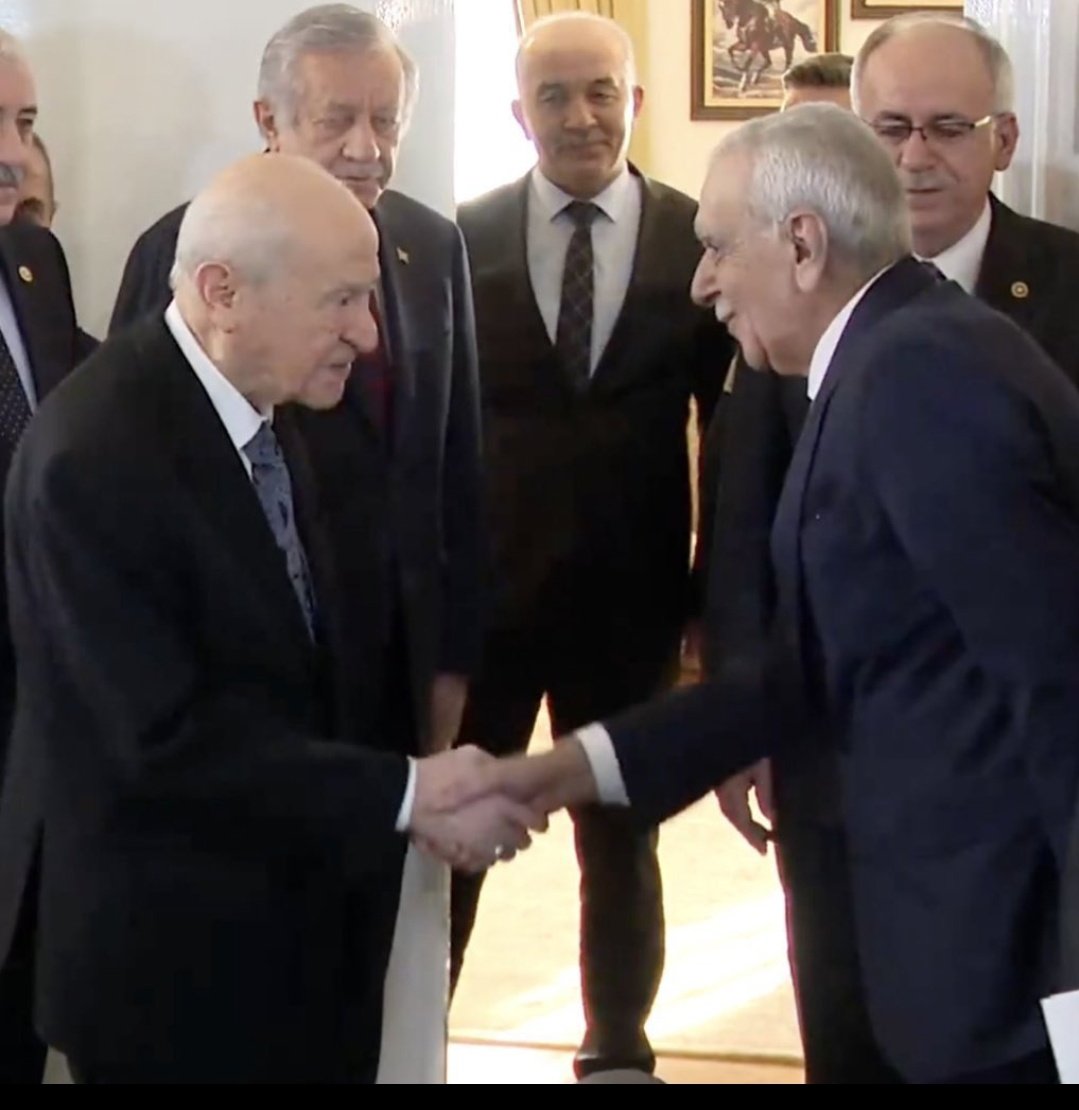 Neler oluyor yav, hiç birşey e anlam veremiyorum. 
Devlet bahçeli 
Dem parti 
MHP