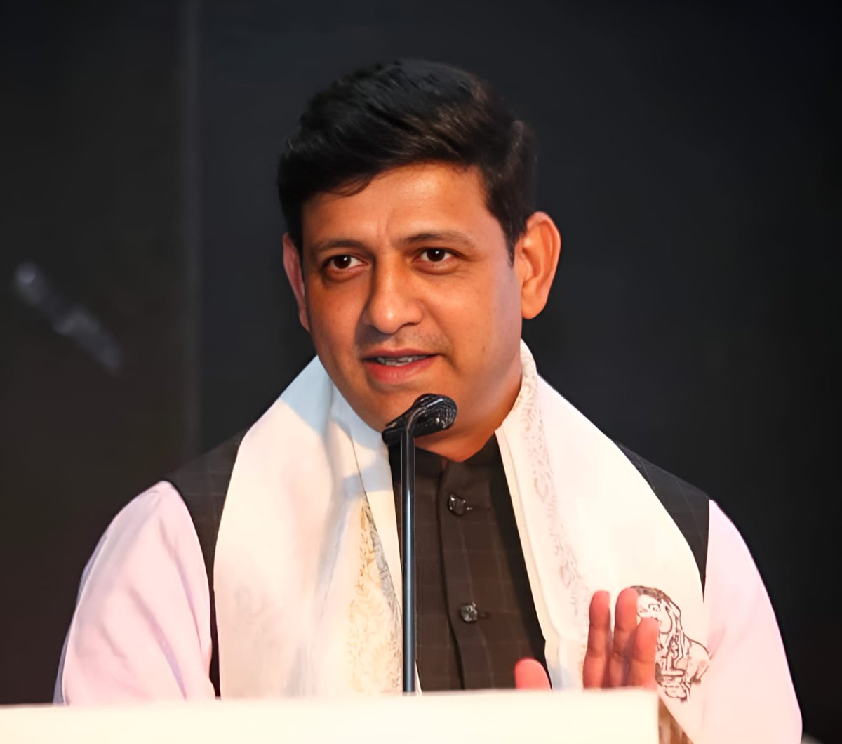 KaviRadhakant's tweet photo. देश के सर्वाधिक स्वच्छ शहर इंदौर के लोकप्रिय, मिलनसार एवं सर्वसुलभ महापौर बड़े भाई आदरणीय  @advpushyamitra जी के जन्मदिवस पर ईश्वर से स्वस्थ्य, सुखद एवं शतायु जीवन की कामना के साथ आपके श्रेष्ठतम राजनैतिक भविष्य की कामना करता हूं। @BJP4MP @BJP4India https://t.co/zY0xd1eG6j