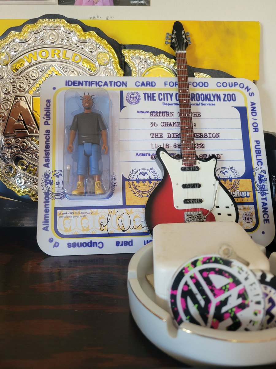 RealRyanVox's tweet photo. You're telling me, you DON'T display your Brian May mini replica guitar with your ODB figure? 

Weird, but ok. 

#ODB #BrianMay #OfficeDecor https://t.co/eNLvlKzO5V