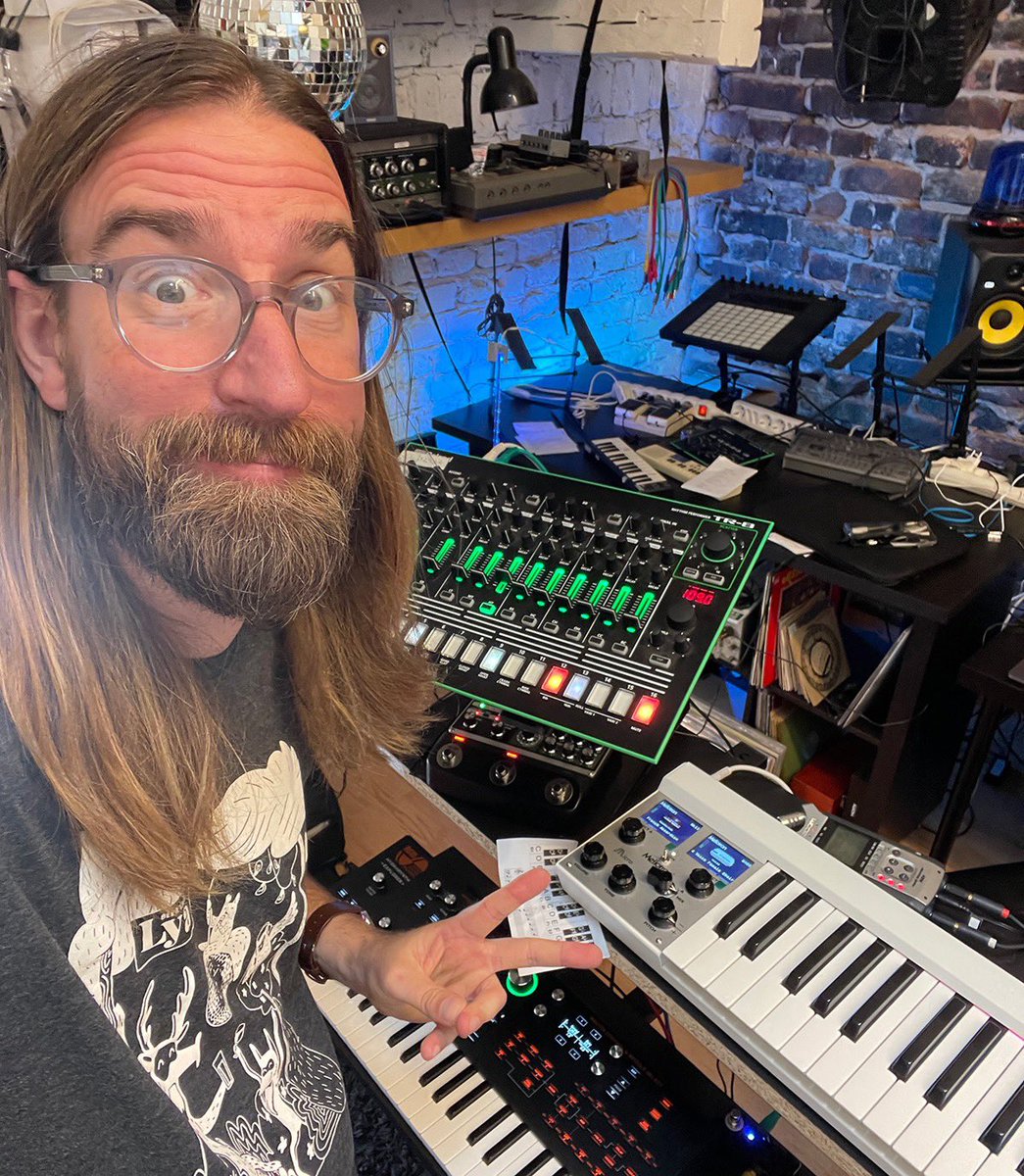 Soluppgång över… when you imagine a better world, a new day and believe that even the smallest acts of goodness can bring change and create a more loving surroundings. Let the sunrise fill you with energy to follow your dreams.
lamourrecords.bandcamp.com