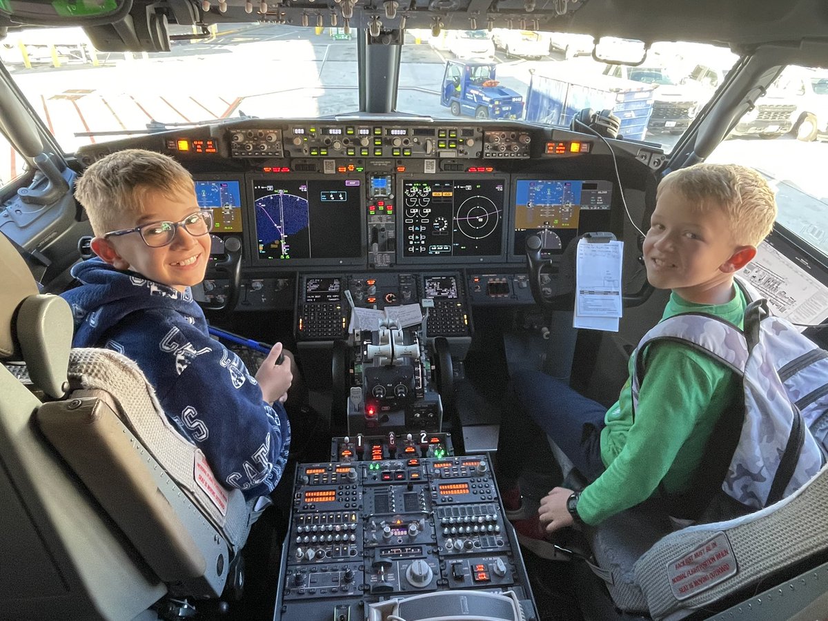 camwolfe (@camwolfe) on Twitter photo Nice work <a href="/AmericanAir/">americanair</a> pilots & crew… made their morning 💙🙏🛬
LAX-RDU AA2343 Nice work <a href="/AmericanAir/">americanair</a> pilots & crew… made their morning 💙🙏🛬
LAX-RDU AA2343