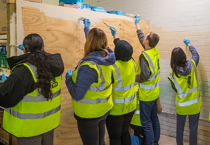 The <a href="/Screwfix/">Screwfix</a> Foundation and <a href="/VIYproject/">Volunteer It Yourself</a> team up to support Nottingham food bank 
insightdiy.co.uk/news/the-screw… #diy #volunteering #homeimprovement #charitysupport #communitysupport #retail #retailnews