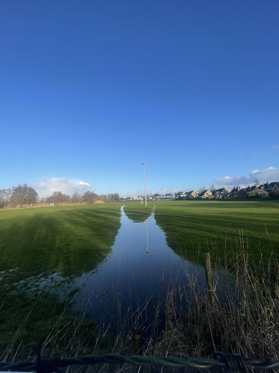 Of het zo koud wordt dat er binnenkort geschaatst kan worden is nog onzeker, maar we laten het water op de baan lopen om te koelen.
Wellicht dan snel #schaatsen #Zwolle #ijs
