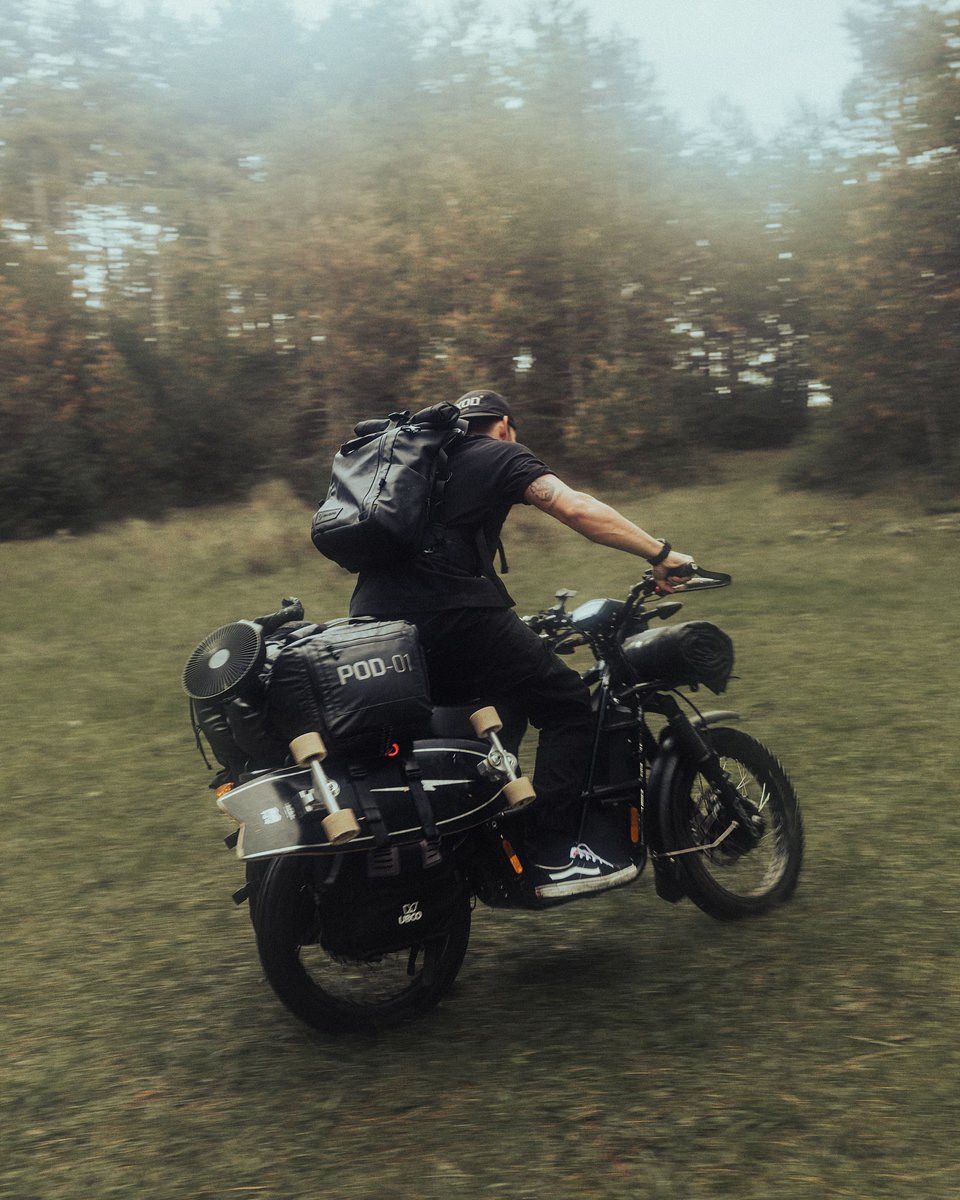 Loaded up and ready to escape the city. 🏕️⚡️🔥

📷 <a href="/exodoutdoor/">EXØD</a> @eperdumence

#adventureawaits #electricmotorbikes #campinggear