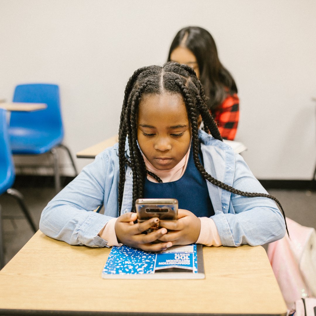 School smartphone policies that get the greatest buy-in are developed with input from everyone – students, educators, parents and caregivers. Here’s a playbook for developing the best plan for your school: tech.ed.gov/device-policy-… #DevicesInSchool