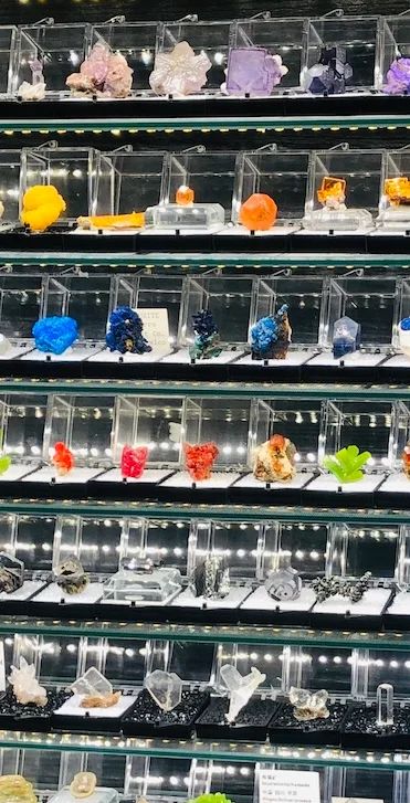 RiceEarthSci's tweet photo. 🚨 News Flash 🚨
EEPS graduate student, Tom Zhang, discovered a new mineral, MOLYBDOMENITE-P21/c, from The El Dragon Mine.
To learn more about his discovery, click the link below 👇
#EEPS #Research #RiceUniversity #News #Discovery https://t.co/VqHg4F4BW0