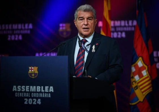GorkaKB's tweet photo. @JoanLaportaFCB , semàfor vermell a La Vanguardia.
Ja ho era, però ara més que mai em declaro incondicional del President del FCBarcelona.
El temps posarà tothom al seu lloc, inclosos els que han portat el Barça a la ruïna econòmica i esportiva -quin silenci sobre això!-. També els oportunistes com el Victor Font, que ha perdut una magnífica ocasió per fer costat al President del Barça. Crec que la masa social no s’ho perdonarà mai.