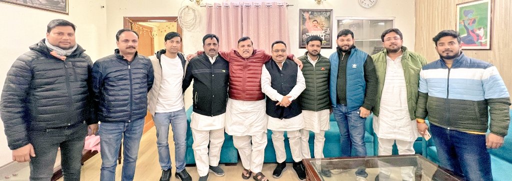 हुजूम देख के रस्ता नहीं बदलते हम
किसी के डर से तकाज़ा नहीं बदलते हम

हज़ार ज़ेर-ए-क़दम रास्ता हो ख़ारों का
जो चल पड़े तो इरादा नहीं बदलते हैं हम

अमीर क़ज़लबाश