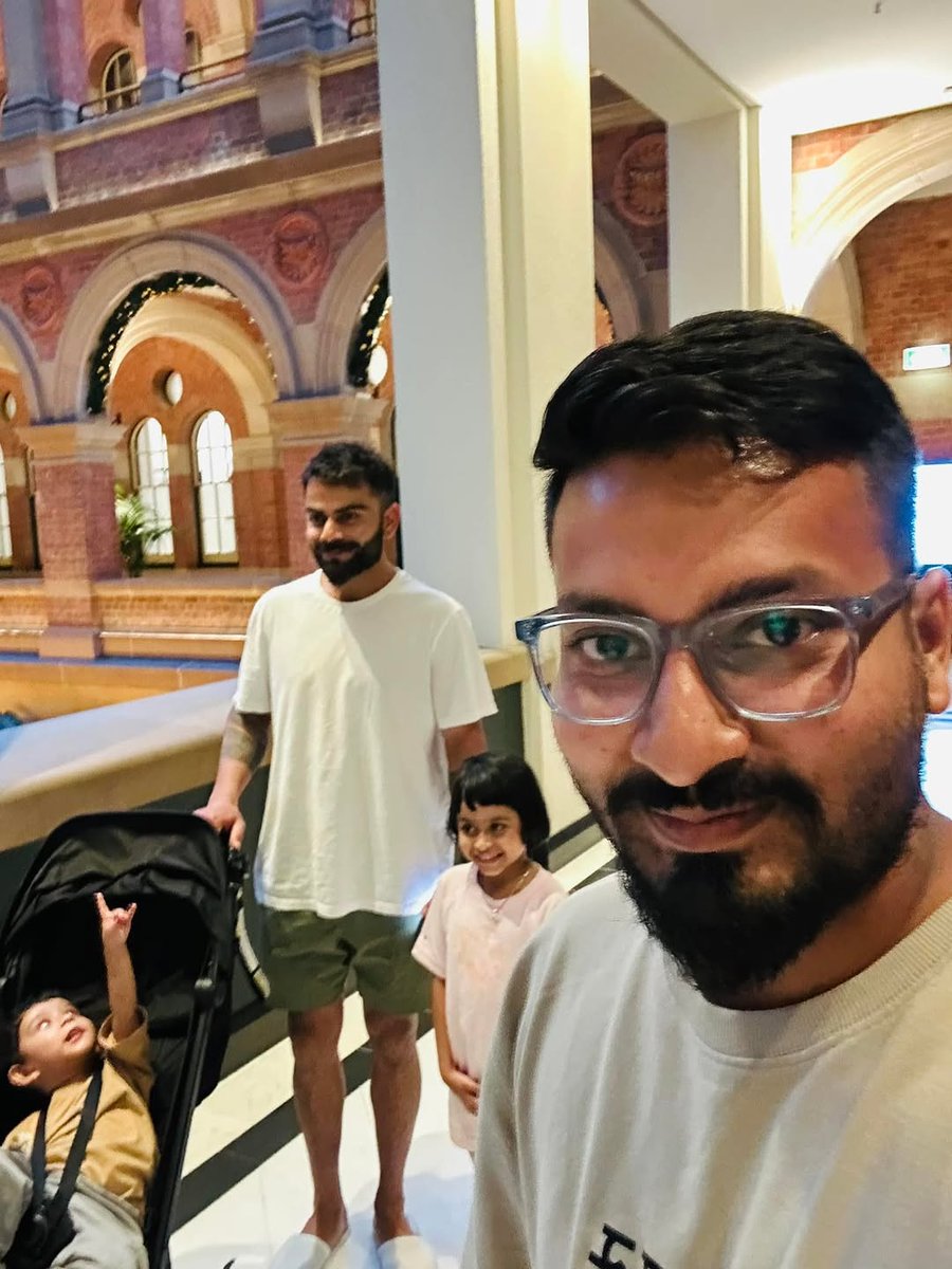 KohliSensation's tweet photo. Virat Kohli Clicked With Little Fans At The Team Hotel In Sydney Today.🤗🤍

#ViratKohli #INDvAUS #AUSvIND #BGT @imVkohli https://t.co/hHXtbpe4rA