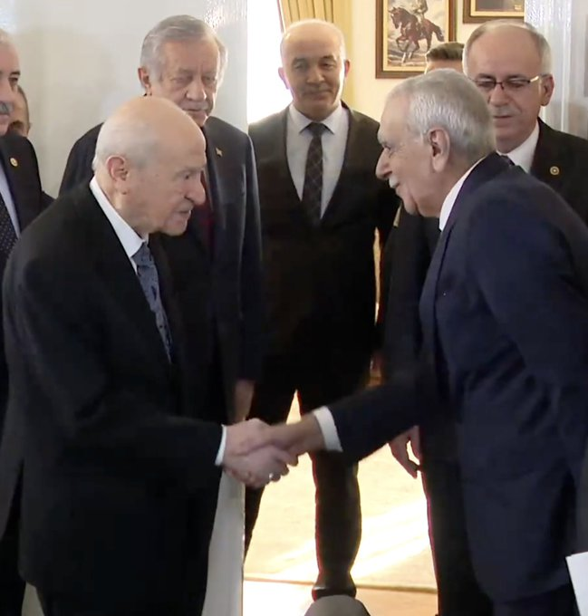 Devlet Bahçeli sadece elini taşın altına koymuyor.

Terör bitsin diye, kirli elleri de sıkmak zorunda kalıyor.

Devlet adamlığı da bunu gerektiriyor.