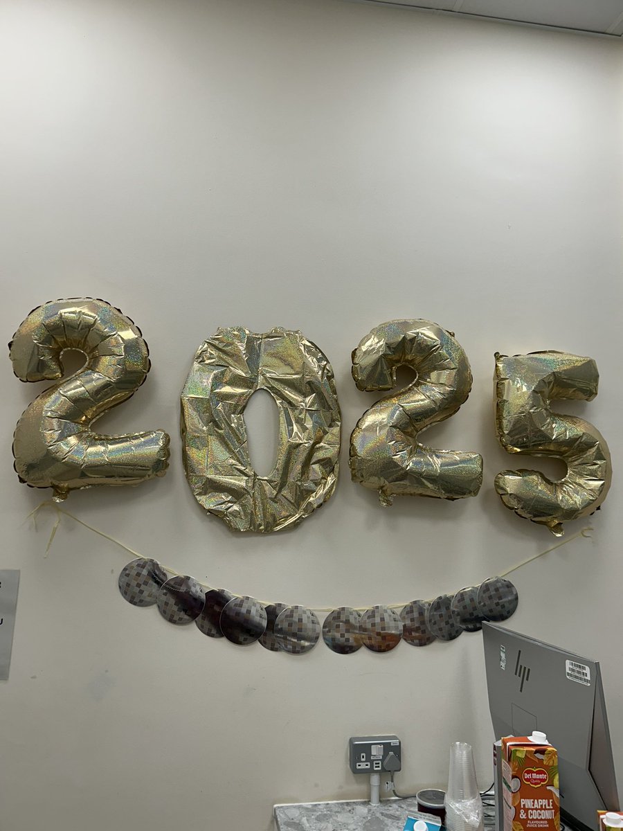 SigsworthJanice's tweet photo. A great start to 2025 with a celebration of @GillChumbley OBE awarded in the Kings New Year Honours #backtothefloor, followed by a Daisy Award to Rose on AMU at @ImperialNHS @NursesMidwives #CharingCross Hospital https://t.co/NN1rCupftB