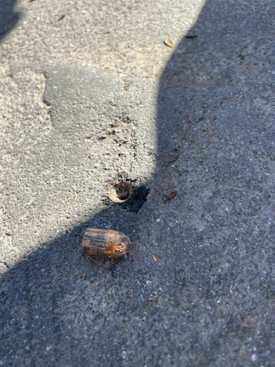 andreadltorre's tweet photo. @Cicmty Buen día, quiero hacer un reporte. Han estado apareciendo balas perdidas en la colonia Antigua en MTY. Anexo fotos de 2 casos, una es del 29 de dic y otra de hoy 2 de enero que cayó en un carro. Es un peligro y pueden caer en la gente!! https://t.co/skqEicFslf